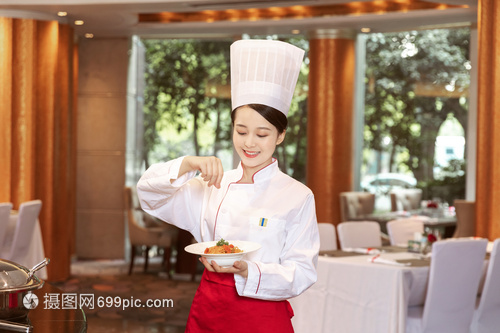 酒店服務餐廳服務員拿著意大利面