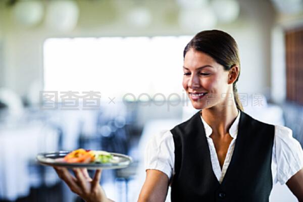 在餐廳拿盤子的女服務員