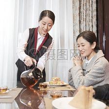 優(yōu)質(zhì)餐飲服務(wù)的藝術(shù) 酒店服務(wù)員倒茶的細(xì)節(jié)與技巧